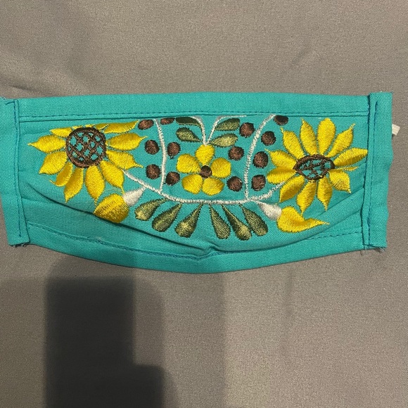 Embroidered face mask - Picture 4 of 12